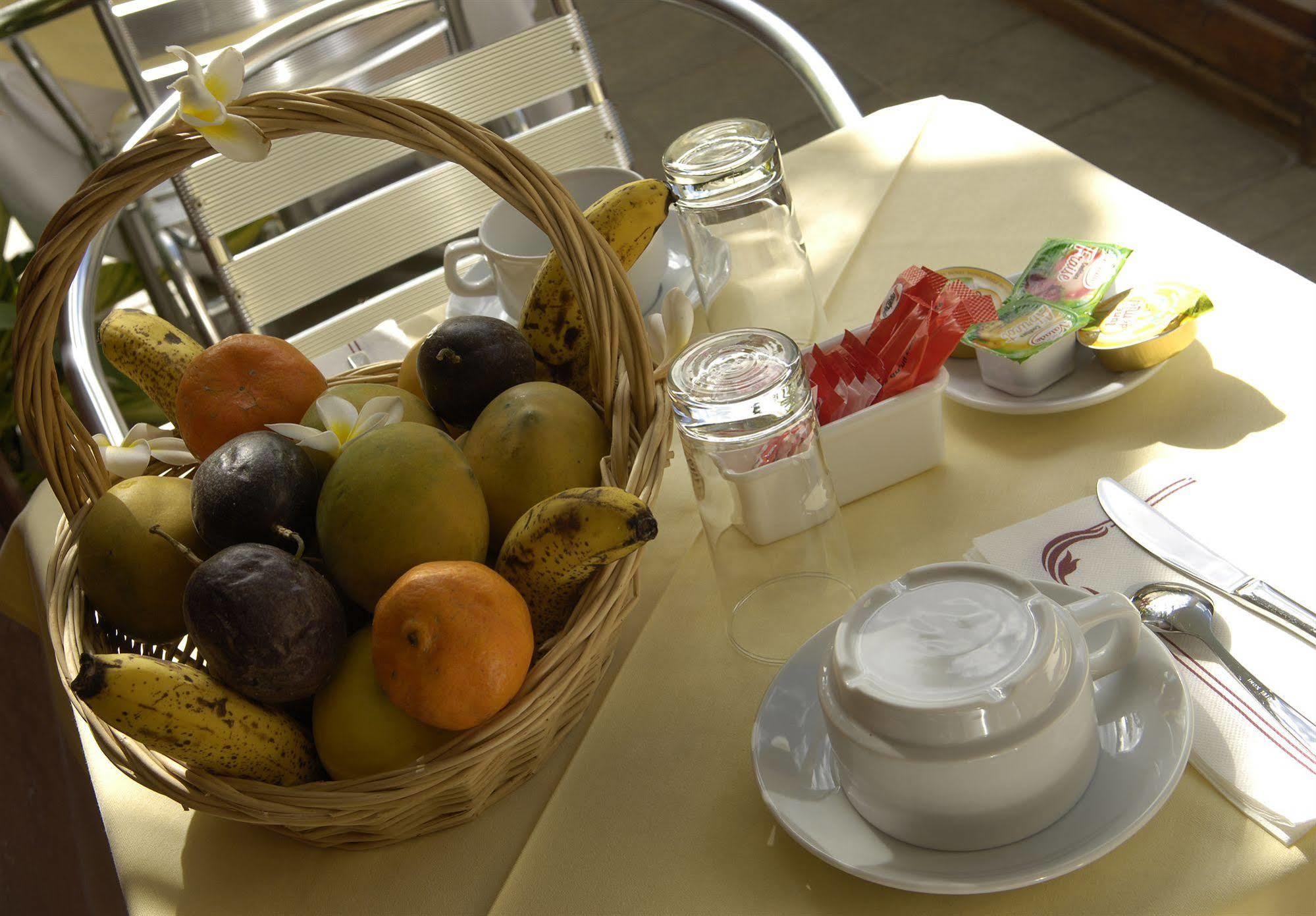 Hotel Le Kerveguen Saint-Gilles Les Bains Zewnętrze zdjęcie